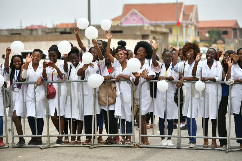 Đông đảo người dân tập trung trên con phố Diana để chào đón Hoàng tử Harry ngày 27/9.