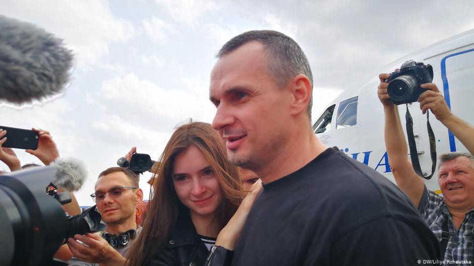 Động thái này được coi là một bước quan trọng trong việc "hạ nhiệt" căng thẳng Nga-Ukraine, tạo điều kiện giải quyết tình trạng xung đột ở miền Đông Ukraine. Trong ảnh là nhà làm phim Oleg Sentsov vừa được Nga phóng thích. Ảnh: DW.