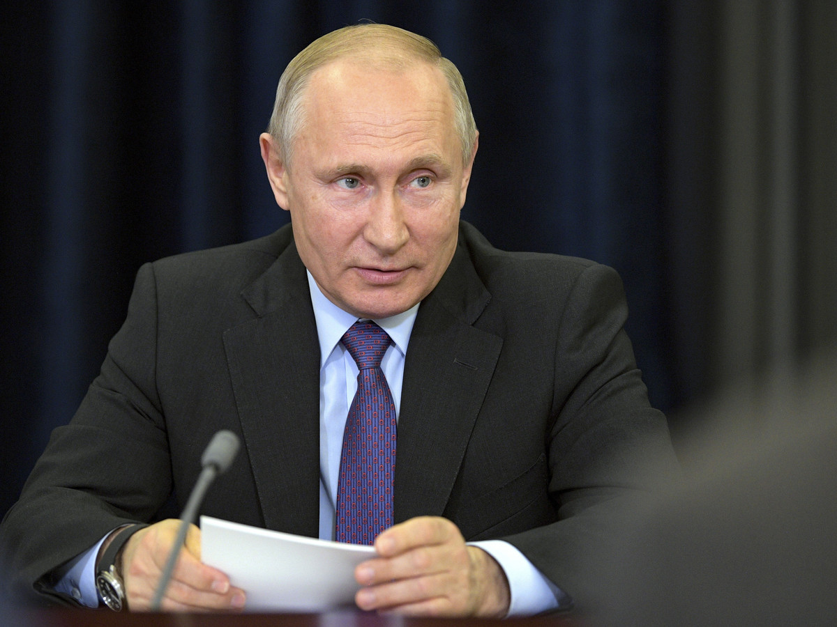 "Hai bên nhất trí rằng cuộc trao đổi tù nhân là bước đi quan trọng trong việc hàn gắn mối quan hệ giữa hai nước. Hai nhà lãnh đạo Nga-Ukraine cũng thảo luận về triển vọng giải quyết cuộc khủng hoảng ở Ukraine, đặt dấu chấm hết cho cuộc xung đột kéo dài giữa Kiev với Cộng hòa Donetsk và Lugansk tự xưng", trích thông báo của Điện Kremlin. Ảnh: SCMP.