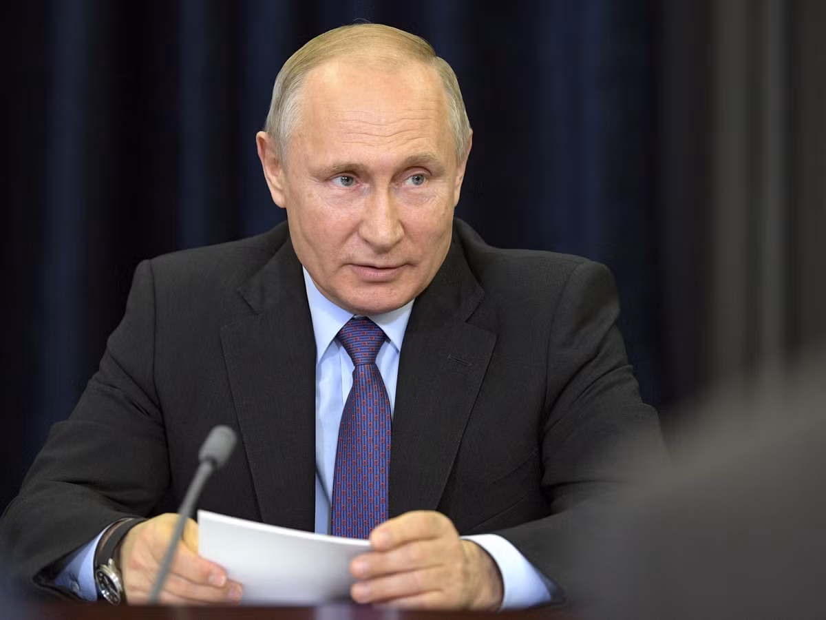 "Hai bên nhất trí rằng cuộc trao đổi tù nhân là bước đi quan trọng trong việc hàn gắn mối quan hệ giữa hai nước. Hai nhà lãnh đạo Nga-Ukraine cũng thảo luận về triển vọng giải quyết cuộc khủng hoảng ở Ukraine, đặt dấu chấm hết cho cuộc xung đột kéo dài giữa Kiev với Cộng hòa Donetsk và Lugansk tự xưng", trích thông báo của Điện Kremlin. Ảnh: SCMP.