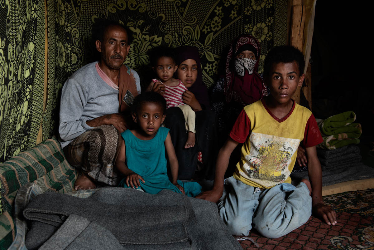 Ông Ali Nasser el-Kahsi đang sống cùng vợ, Amina, và các con trong khu trại dành cho người tị nạn Yemen ở Khamer. Ông từng làm tài xế ở Saada. Tuy nhiên, sau khi nhà bị phá hủy bởi bom đạn, Ali cùng vợ con đã phải rời đi nơi khác lánh nạn.