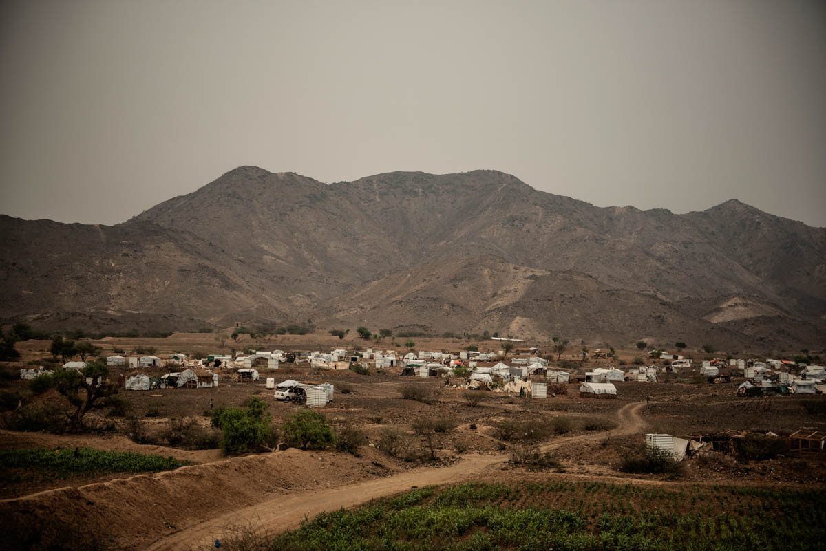 Ở vùng nông thôn xung quanh Abs, một trong những khu vực hẻo lánh và nghèo nhất Yemen, nằm cách Saada 200 km, hàng trăm túp lều "mọc" lên giữa đồi núi và sa mạc.