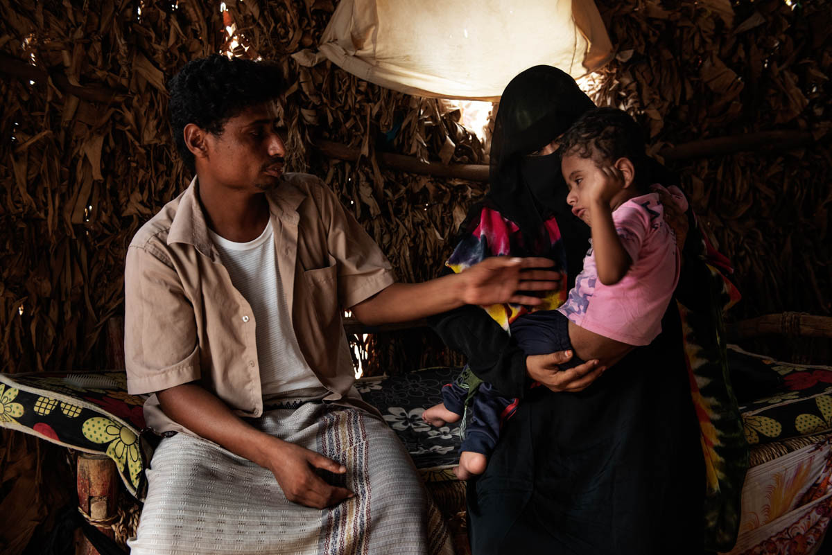 Adel Ali Saleh Batal đang sống cùng vợ và cậu con trai bị khuyết tật ở khu trại Beni Hassan, tỉnh Hajjah.