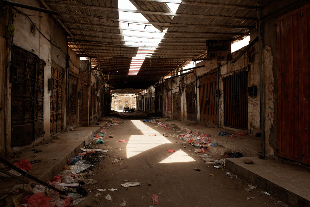 Quang cảnh một khu chợ cổ vắng tanh ở Saada. Hầu hết các cửa hàng ở đây đều đã đóng cửa sau khi hứng chịu "mưa bom bão đạn".