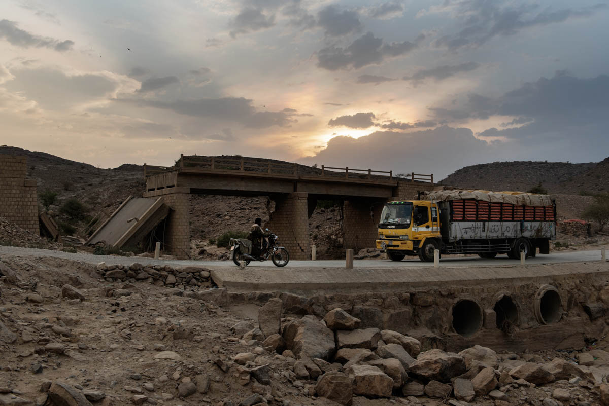 Một cây cầy nối giữa Khamer và Saada bị hư hại trong đợt không kích.