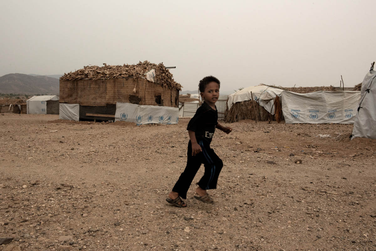 Bé trai trong khu trại tị nạn ở vùng Abs. Được biết, hầu hết người tị nạn đều không có việc làm và phải sống dựa vào viện trợ nhân đạo.
