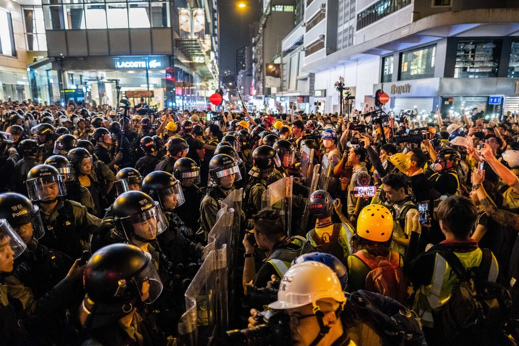 Đầu mùa hè năm 2019, Yau được điều tới Thư viện Trung tâm Hong Kong để theo dõi người biểu tình khi họ tập trung ở khu vực Công viên Victoria. Ảnh: NYT.