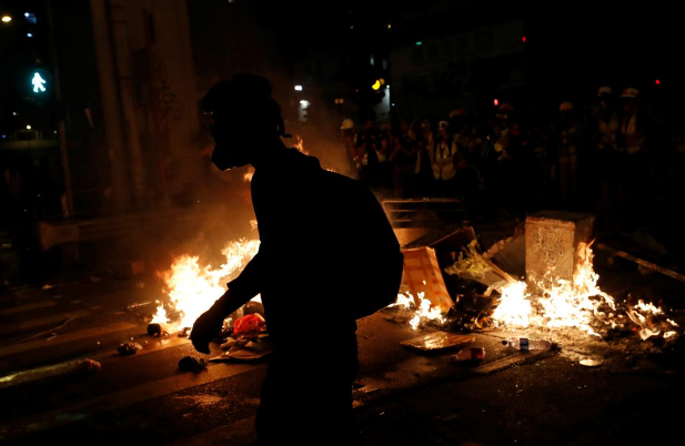 Đáp trả, người biểu tình dùng bom xăng ném vào cảnh sát.