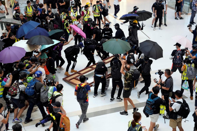 Hôm 22/9, hàng trăm người biểu tình ở mọi độ tuổi đã tập trung tại khu trung tâm mua sắm New Town Plaza, thị trấn Sha Tin thuộc khu Tân Giới, và hô vang khẩu hiệu "Tự do". Những người biểu tình còn kêu gọi tẩy chay các doanh nghiệp được cho là ủng hộ Bắc Kinh, đốt lửa trên đường phố bên ngoài trung tâm mua sắm.