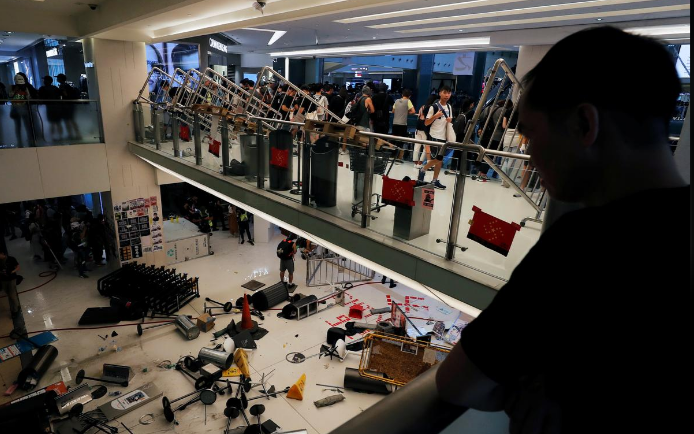 Được biết, cảnh sát chống bạo động Hong Kong trang bị khiên đã bắn đạn hơi cay và phá dỡ các chướng ngại vật do người biểu tình dựng lên trên đường phố ở Tuen Mun.