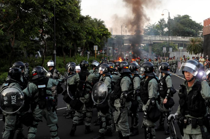 Người biểu tình còn yêu cầu chính quyền đáp ứng 4 yêu sách khác, bao gồm điều tra về hành vi bạo lực của cảnh sát với người biểu tình, miễn tội cho những người bị bắt, rút lại việc coi các cuộc biểu tình là hành vi bạo loạn và khởi động quá trình cải cách chính trị đang bị đình trệ của đặc khu. Tuy nhiên, bà Lam vẫn bác bỏ những yêu cầu này, bất chấp phản ứng giận dữ từ phía người biểu tình.