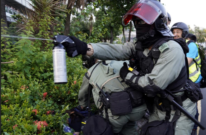 Lực lượng cảnh sát Hong Kong đã bắn hơi cay để trấn áp đám đông người biểu tình quá khích sau khi họ bị tấn công bằng gạch.