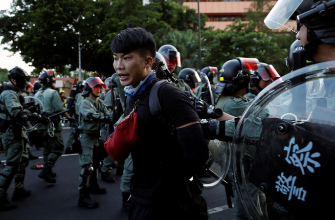 Cảnh sát Hong Kong bắt giữ một người biểu tình ở Sha Tin hôm 22/9.