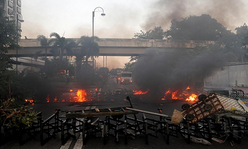 Đụng độ giữa cảnh sát và người biểu tình xảy ra gần các nhà ga MTR ở Hong Kong cuối tuần qua. Giới chức thành phố đã lên tiếng cảnh báo về nguy cơ bạo lực vượt tầm kiểm soát.