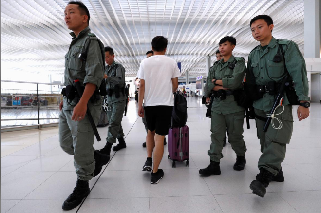 Cảnh sát chống bạo động tuần tra trong sân bay quốc tế Hong Kong ngày 22/9.