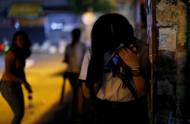 Một cô gái trúng hơi cay của cảnh sát trong cuộc đụng độ gần nhà ga Yuen Long hôm 21/9.