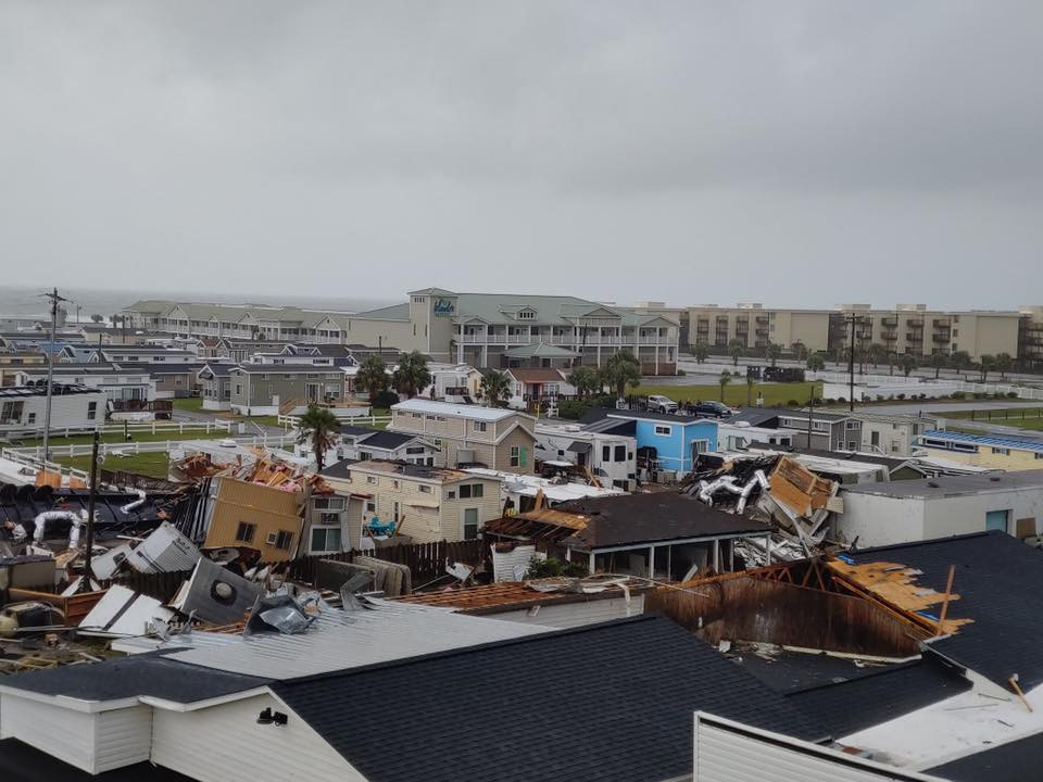 Nhiều ngôi nhà bị hư hại ở Emerald Isle, Bắc Carolina.