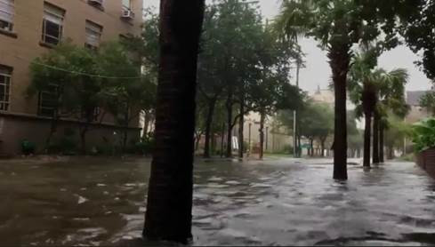 Tại các bang Bắc Carolina, Nam Carolina và Georgia đã xảy ra tình trạng mất điện trên diện rộng. Theo CNN, hơn 240.000 người dân ở 3 bang này đang phải sống trong cảnh mất điện.