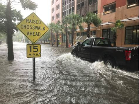 Cảnh đường phố biến thành sông ở Nam Carolina sau khi bão Dorian đổ bộ.