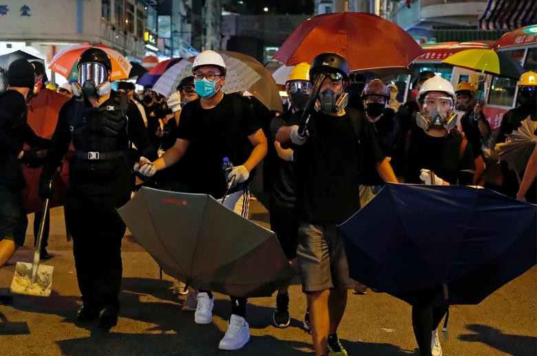 “Chúng tôi sẽ dùng biện pháp phù hợp và yêu cầu tất cả người biểu tình chấm dứt mọi hành động phạm pháp và giải tán ngay lập tức”, trích thông báo của cảnh sát Hong Kong.