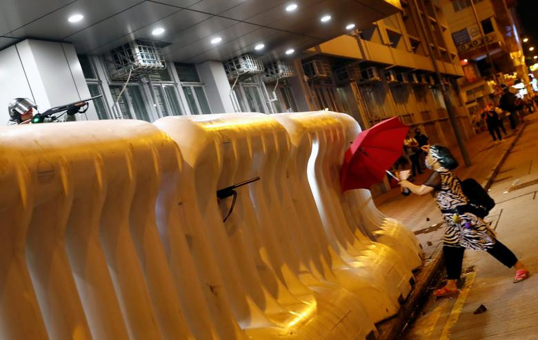 Được biết, ngày 7/9, cảnh sát Hong Kong đã triển khai xe bọc thép, xe vòi rồng và huy động khoảng 3.000 cảnh sát nhằm ngăn chặn người biểu tình một lần nữa gây ách tắc giao thông sân bay.