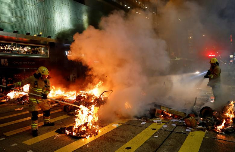 Lực lượng cứu hỏa được huy động để dập tắt đám cháy trên đường phố ở quận Mong Kok ngày 6/9.