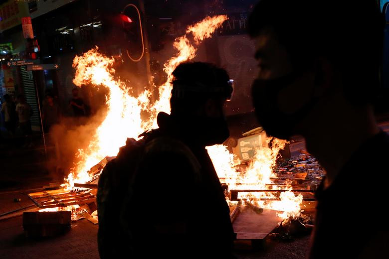 Sau đó, đám đông giải tán và tập trung thành từng nhóm đốt "chướng ngại vật" trên con đường gần đó.