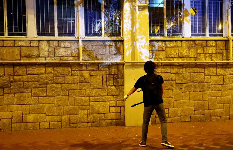 Hàng trăm người biểu tình đeo mặt nạ, mặc đồ đen và cầm dù xông vào nhà ga, đập phá các cánh cửa và biển hiệu,...