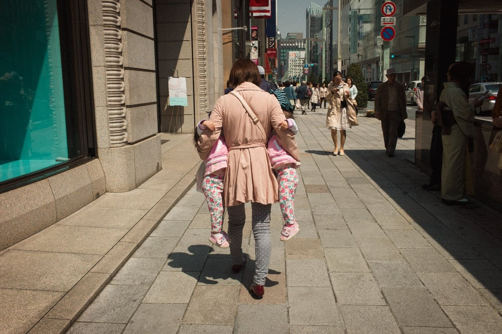 Nhiếp ảnh gia cho biết: "Trong dự án này, tôi cố gắng thể hiện một phần của Nhật Bản thông qua những thứ kỳ lạ mà mọi người mang vác. Tuy nhiên, nói thì dễ nhưng để chụp được bức ảnh thu hút người xem là khá khó. Tôi tình cờ gặp người phụ nữ này trên phố: một bà mẹ với hai đứa trẻ sinh đôi mặc quần áo giống nhau đi trên khu phố sầm uất Ginza..."