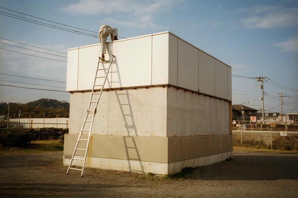 "Vài đứa trẻ chơi đùa ở khu vực này, nhưng không ai để mắt đến người đàn ông trong ảnh. Tôi luôn cố gắng nắm bắt những khung cảnh vượt quá tầm nhìn của chính mình", nhiếp ảnh gia Shin chia sẻ.