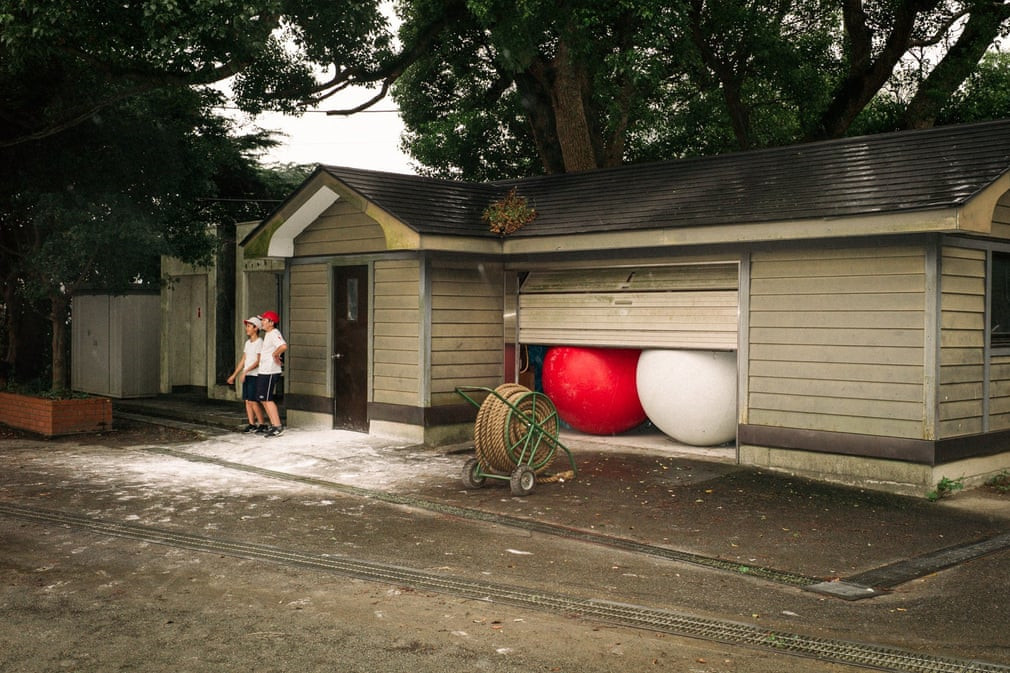 "Đây là ngày hội thể thao của một trường tiểu học của Nhật Bản. Phụ huynh học sinh không có mặt trong dịp này. Hai quả bóng tượng trưng cho đôi mắt lớn của người mẹ luôn dõi theo con...", ông Shin chia sẻ.