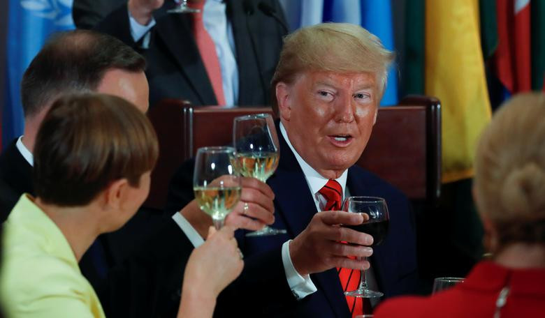 Ông Trump nâng cốc cùng các nhà lãnh đạo tại buổi tiệc ngày 24/9. Mời độc giả xem thêm video: Hội đồng Bảo an Liên Hợp Quốc thông qua nghị quyết về Syria hồi năm 2013 (Nguồn: VTC14)