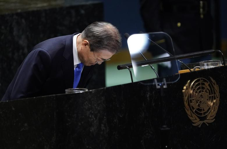 Tổng thống Hàn Quốc Moon Jae-in cúi đầu khi phát biểu trước Đại hội đồng LHQ.