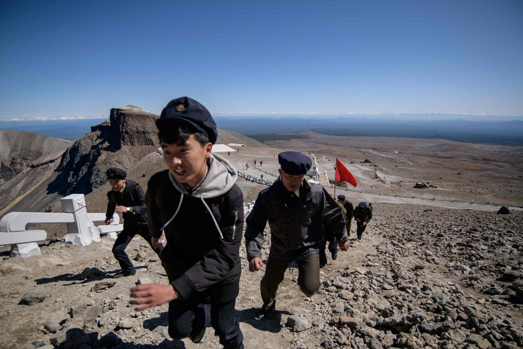 Triều Tiên nói rằng có 216 bậc dẫn lên đỉnh núi, tượng trưng cho ngày sinh của ông Kim Chính Nhật 16/2 (viết theo thứ tự trong tiếng Triều Tiên là 216), song thực tế số bậc nhiều hơn như vậy. Ảnh: AFP.