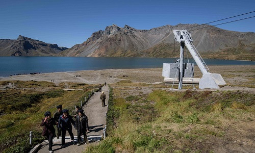 Theo thần thoại Triều Tiên, núi Paektu là nơi sinh của Dangun, người lập ra vương quốc Gojoseon (Cổ Triều Tiên). Cha của ông được cho là Hwanung, con trai của Trời, và mẹ của ông là Ungnyeo, một con gấu biến thành người. Ảnh: AFP.