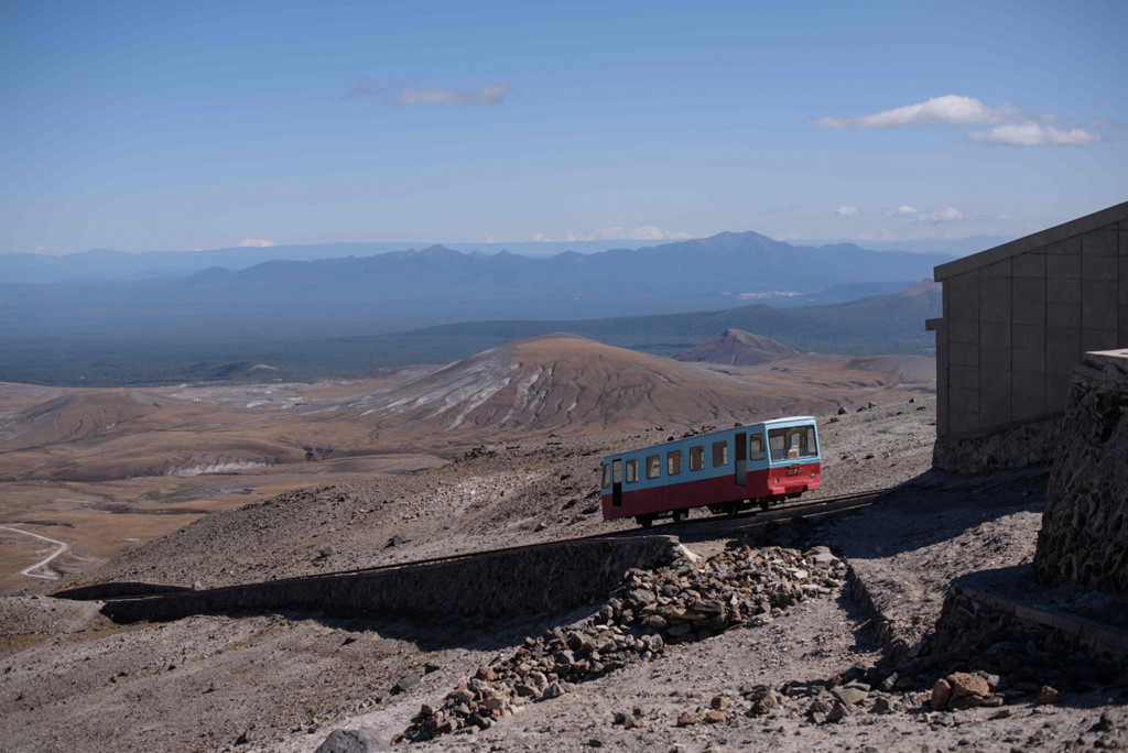 Con tàu đưa du khách đến đài quan sát nằm gần núi Paektu (Bạch Đầu), một trong những địa điểm linh thiêng nhất với người dân Triều Tiên. Núi Paektu được coi là nơi khai sinh dân tộc Triều Tiên, nơi nhà nước đầu tiên trên bán đảo (Gojoseon, 2333 TCN-108 TCN) ra đời. Ảnh: AFP.