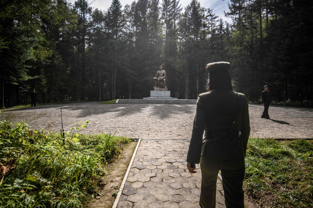 Tượng ông Kim Nhật Thành được dựng tại "Doanh trại bí mật". Từ nơi này, ông đã đi khắp bán đảo Triều Tiên cũng như đến Trung Quốc "để hoàn thành mục tiêu lịch sử là giải phóng đất nước". Ảnh: AFP.