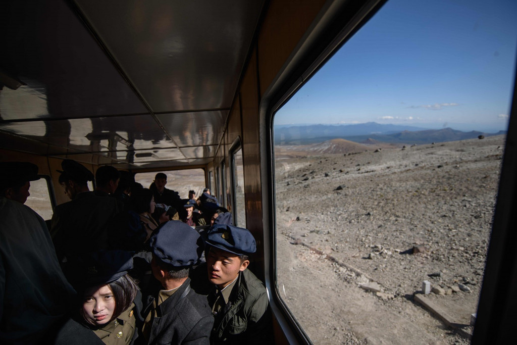 Mỗi năm, hàng chục nghìn người Triều Tiên đến tham quan nước Paektu, còn có tên khác là núi Trường Bạch, theo cách gọi của Trung Quốc. Ảnh: AFP.