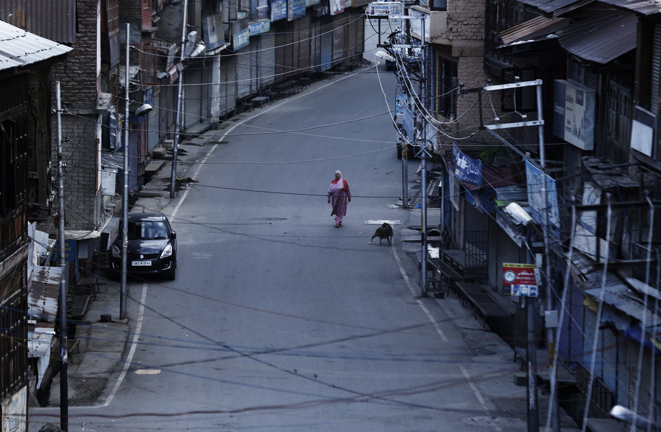 Về mặt dân số, vùng Jammu và Kashmir của Ấn Độ có 12,5 triệu người sinh sống, còn dân số ở vùng Kashmir thuộc Pakistan là hơn 3 triệu người.