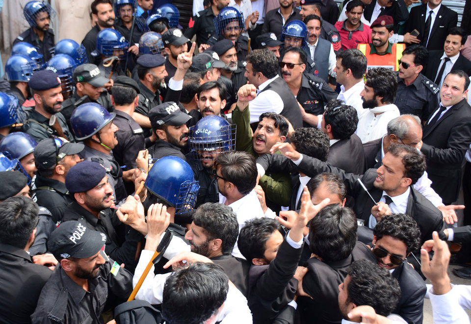 Phía Pakistan cho rằng một cuộc trưng cầu dân ý được Liên Hợp Quốc ủy nhiệm nên diễn ra để giải quyết tình trạng tranh chấp tại Kashmir.