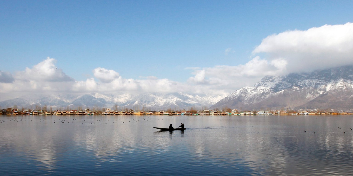  Vùng Kashmir có phong cảnh thiên nhiên đẹp với những ngọn núi được cây xanh bao phủ, những dòng sông chảy qua thung lũng và những hồ nước tuyệt đẹp.