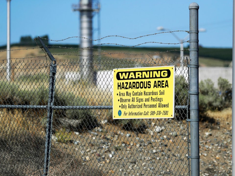 Năm 1989, một hiệp định ba bên được ký kết nhằm làm sạch khu vực tổ hợp Hanford, nhưng tiến trình bị chậm và thậm chí ngừng lại. Bộ Năng lượng Mỹ muốn xử lý toàn bộ số chất thải phóng xạ dưới lòng đất ở bãi rác thải hạt nhân Hanford vào năm 2047, song điều đó gần như là không thể. Mời độc giả xem thêm video: Mỹ rút khỏi hiệp ước hạt nhân INF với Nga (Nguồn: VTC14)