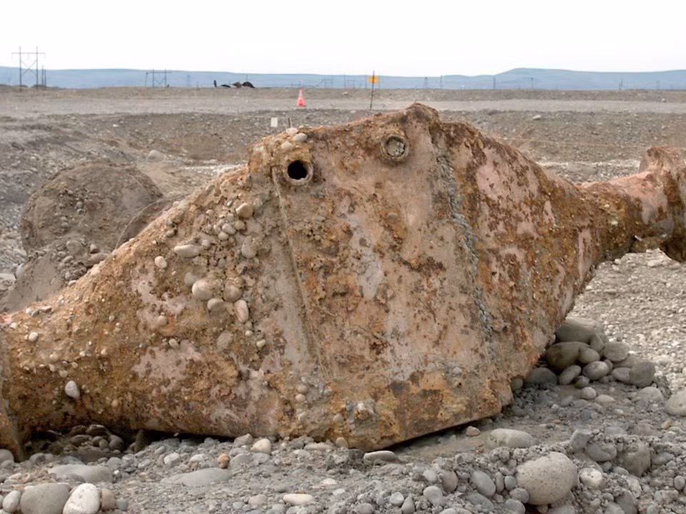 Chất thải rắn có thể là các dụng cụ bị nhiễm phóng xạ, cho tới quần áo và trang thiết bị hỏng...