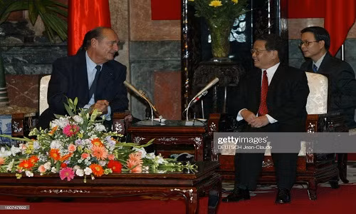 An tuong cuu Tong thong Phap Jacques Chirac tham Viet Nam-Hinh-11