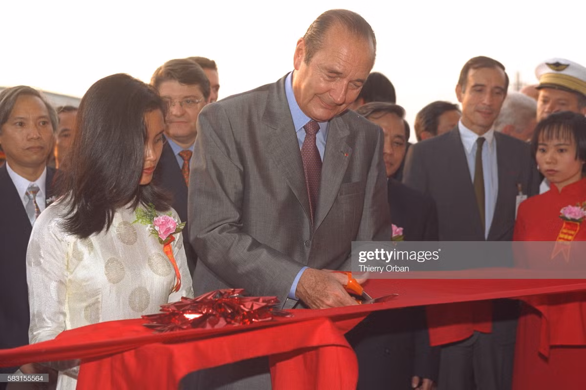 An tuong cuu Tong thong Phap Jacques Chirac tham Viet Nam-Hinh-4