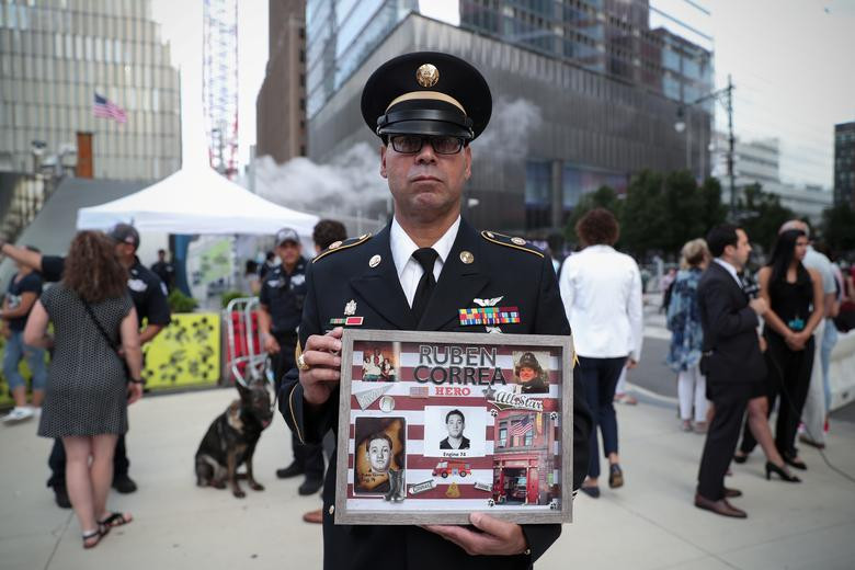 Ông Edwin Morales mang theo ảnh của Ruben Correra, một nạn nhân thiệt mạng trong vụ khủng bố 11/9, tới dự buổi lễ tưởng niệm ở Manhattan.