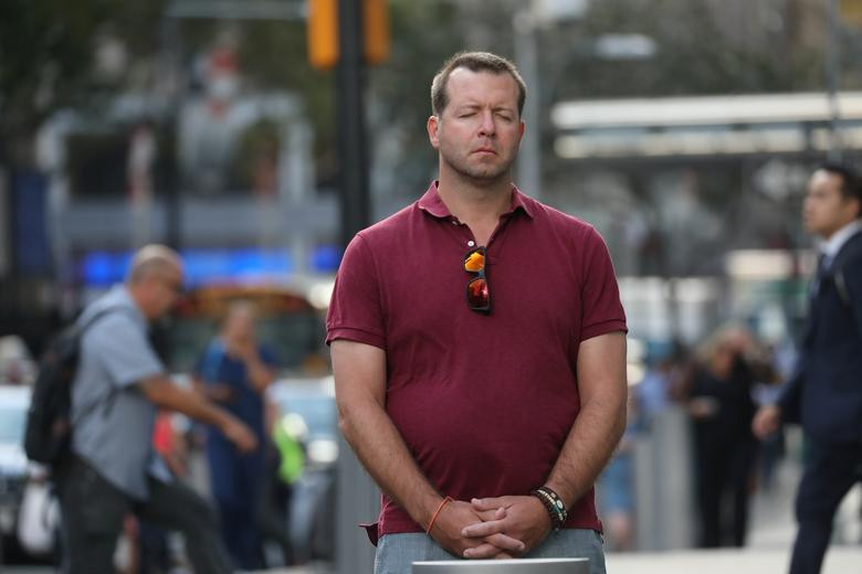 Người đàn ông dừng lại gần khu Trung tâm Thương mại Thế giới ở Manhattan và tưởng nhớ các nạn nhân vụ khủng bố 11/9.