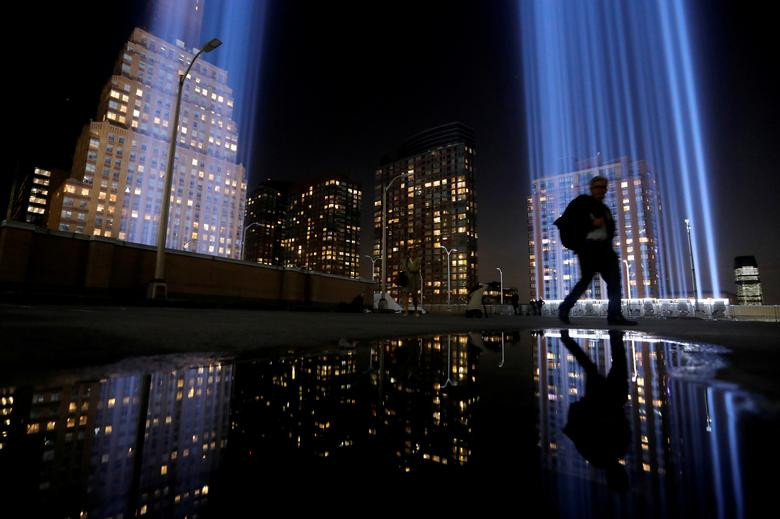 Ánh đèn tưởng niệm “Tribute in Light”, tượng trưng cho Tòa tháp đôi bị đánh sập trong vụ tấn công ngày 11/9, được thắp sáng tại New York.