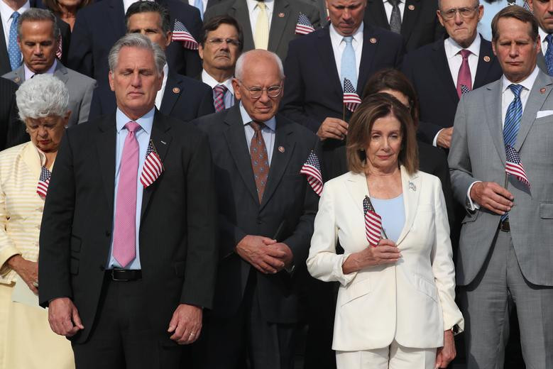 Hạ nghị sĩ Kevin McCarthy và Chủ tịch Hạ viện Mỹ Nancy Pelosi cùng các nghị sĩ khác dành một phút mặc niệm tại Điện Capitol ở thủ đô Washington ngày 11/9.
