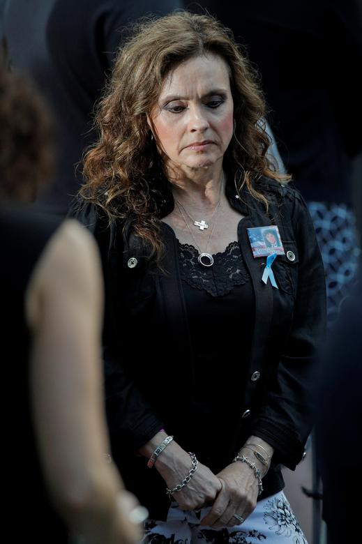 Người phụ nữ lặng mình tưởng nhớ các nạn nhân trong buổi lễ được tổ chức tại Đài tưởng niệm 11/9 ở Manhattan, New York.